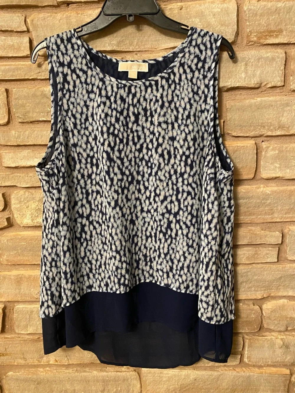 $98 Michael Kors Women's Blue
Printed Split-Back Sleeveless Blouse
Top Size XL - Picture 2 of 7